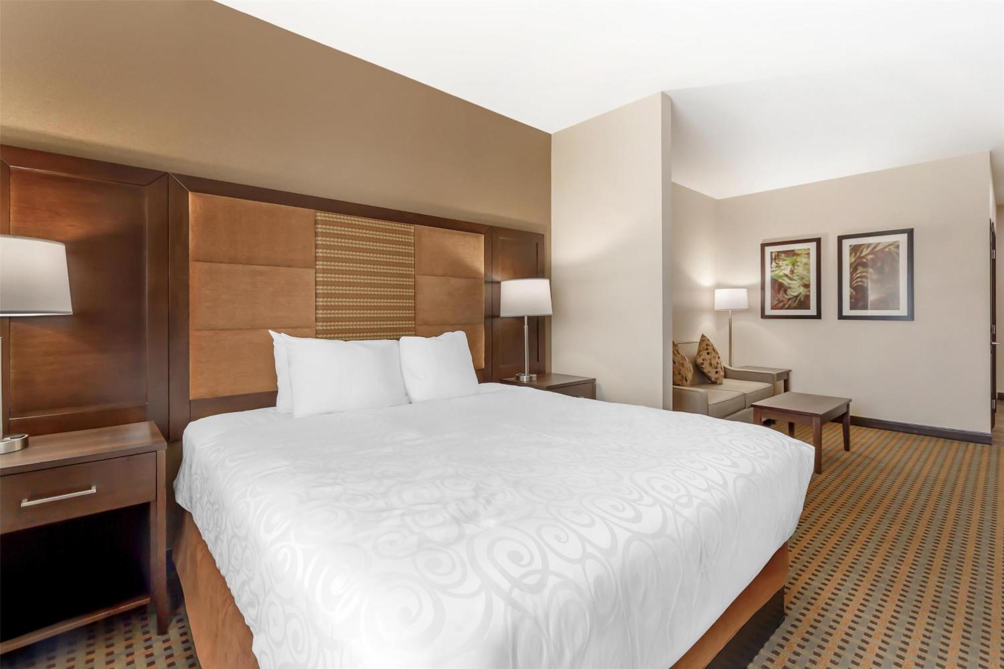 Western & Hotel 3*
